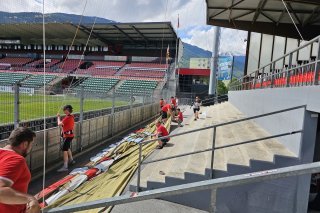 L'installation du voile dans le Gradin Nord.